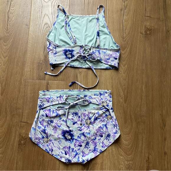 Fun floral bikini - Picture 3 of 3